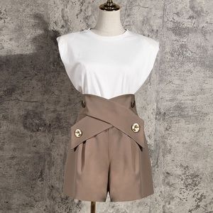 HIGH WAIST SHORTS WITH GOLDEN DETAILS - Khaki